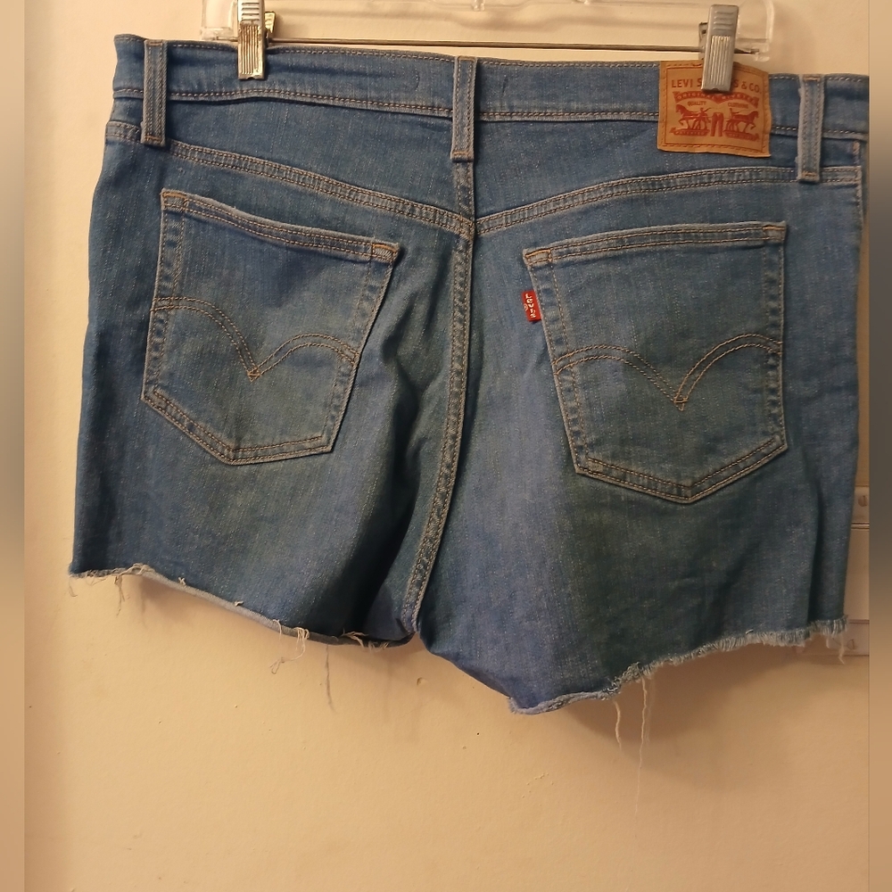 Women's Levis Distressed Denim Shorts. Sz. 33 - Picture 2 of 7